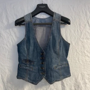 Jeansväst  - Vintage jeansväst köpt secondhand men var tyvärr för stor. (Lånade bilder) Skulle uppskatta storleken som. Xs/s 51 cm lång  Priset kan diskuteras 