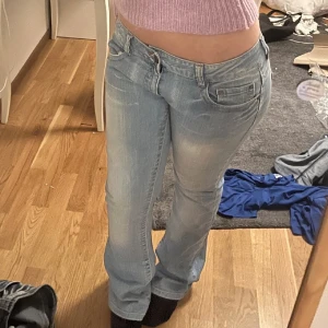 Lågmidjade ONLY jeans - Jättesnygga lowwaist ONLY jeans! Köpte på plick innan men de passade inte mig. Bilderna är lånade från hon jag köpte de av🫶🏼Midja: 44 ( sitter långt ner) Ben:86 Bara att skriva vid frågor eller fler bilder