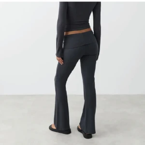Yogapants  - Jag säljer dessa yogapants ifrån Gina tricot i storlek XS. Säljer för de inte kommit till användning och har även ett par andra som jag använder mer.