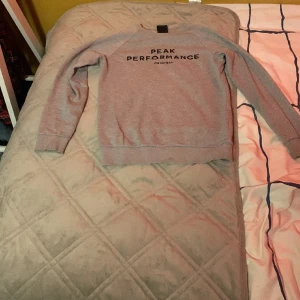 Fin Peakperformance tjock tröja.  - Skick:9/10 andvänd ungefär 5 gånger.