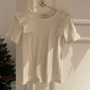 Supersöt tröja🤩🤩 - Så gullig tröja som kommer från zara!!! Använt 1-3 gånger och i topp skick!!! Str S💗💗