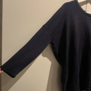 Tröja  - Denna tröja är lite ovanlig pågrund av armarna som är lite kortare och rubbiga plus att den är urringad i halsen 💙👍🏻