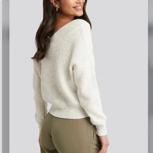 Stickad tröja  - Stickad tröja med v-ringning från nakd. Helt slutsåld. Samma färg som första bilden. Storlek xxs men sitter mer som en xs/s!💗