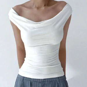 Topp med öppenrygg - Super fin topp med öppenrygg från Adorn🤍 köptes i höstas så aldrig hunnit komma till så mycket använing så toppen är i super fint skick🤍hör gärna av dig vid intresse eller fler frågor🤍  