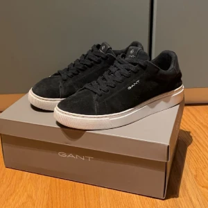 Gant mocka skor - Säljer mina Gant mocka skor i storlek 42. Skorna är använda, men väl omhändertagen. Hör av dig vid intresse eller om du vill ha fler bilder. 