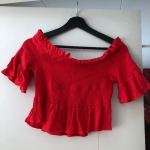 Röd topp - En riktigt snygg ribbad off-shoulder topp, som funkar både till vardags och fest❣️