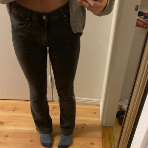 Gråa bootcut jeans från Gina tricot  - Jag säljer ett par low waist och bootcut/flare jeans från Gina tricot i storlek 38✨ 