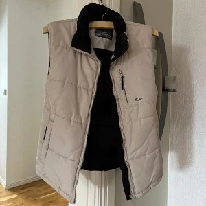 Beige väst - Beige väst, köpt på 2hand från början. Dålig koll på strl, men skulle gissa S-M. Inga defekter eller liknande. Perfekt nu till våren Hör av er vid frågor! 😊 Frakt inkluderad i priset. 
