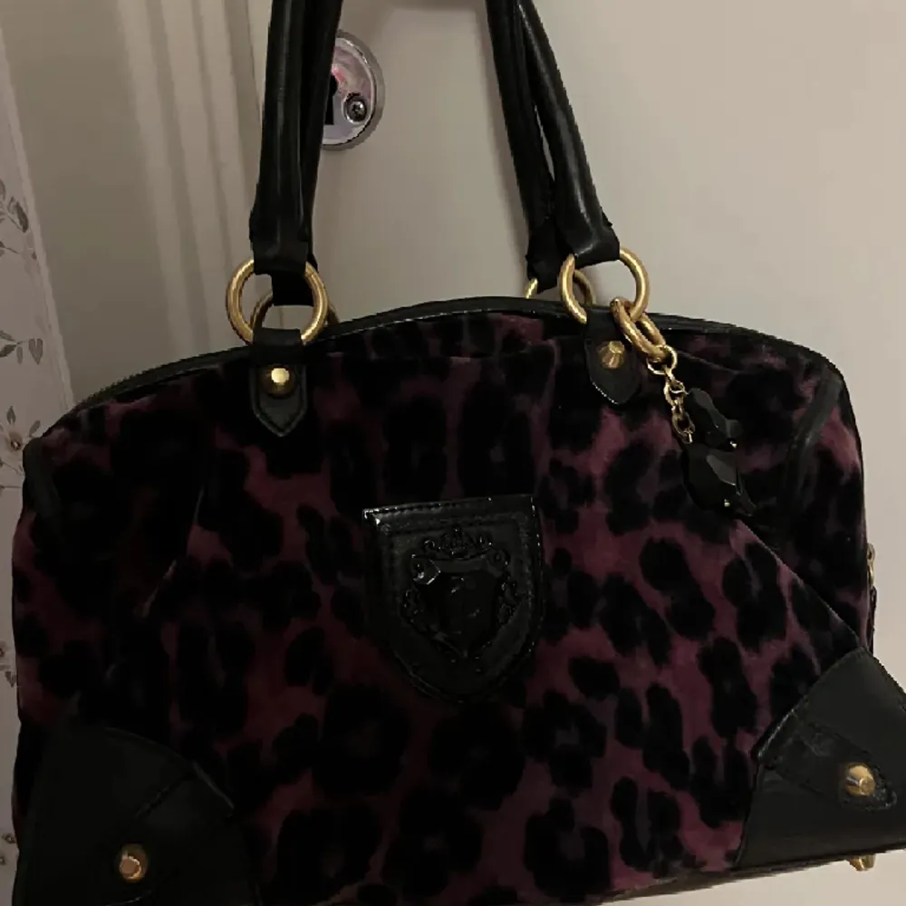 Lägger ut igen för billigare pris! En jättefin leopardmönstrad juicy couture väska som tyvärr inte kommit till användning 💕. Väskor.