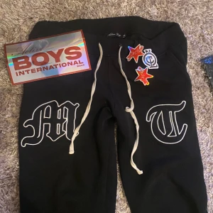 tuttolente byxor - säljer dessa i size L. Sparsamt använda. inga större tecken på användning. slänger in några stickers o påse för den som e sugen, kp för fler bilder. såldes senast på deras hemsida för 117£ vilket e ungefär 1600kr