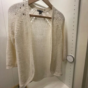 Stickad kofta - Koftan är i väldigt bra skick och knapt använd, den är trekvartsärmad vilket är väldigt sött. Koftan är i storlek xs men passar även folk i storlek S. Hör av dig om du vill ha bilder när den sitter på eller om du har andra funderingar💕🫶🏼