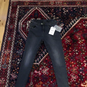 Jeans  - 10 år  Aldrig använda 