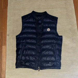 Moncler väst - Säljer nu denna moncler väst som är köpt på nk i Stockholm. Kvitto samt certifikat finns med. Västen är i storlek 1 och i bra skick. Vid frågor och funderingar kontakta i PM. Kan postas eller mötas upp i Stockholm