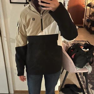 Snowboard jacka 8848 - Fin skidjacka, nästan aldrig använd. Köpt för ungefär 2 år sedan. Har en liten defekt på baksidan men inget större. Nypris: 1800kr