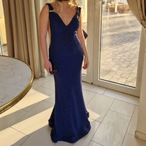 Balklänning  - Min studentbalklänning säljer jag nu för den inte används!! Sjuukt snygg mörkblå klänning med öppen rygg som glittrar ✨ Är 165 och den gick ner till marken med klackar och den är även uppsydd❤️🫶🏼