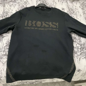 Hugo boss tröja - Har använt fåtal gånger och vill bli av med den så snabbt som möjligt! Hör av dig om du är intresserad.