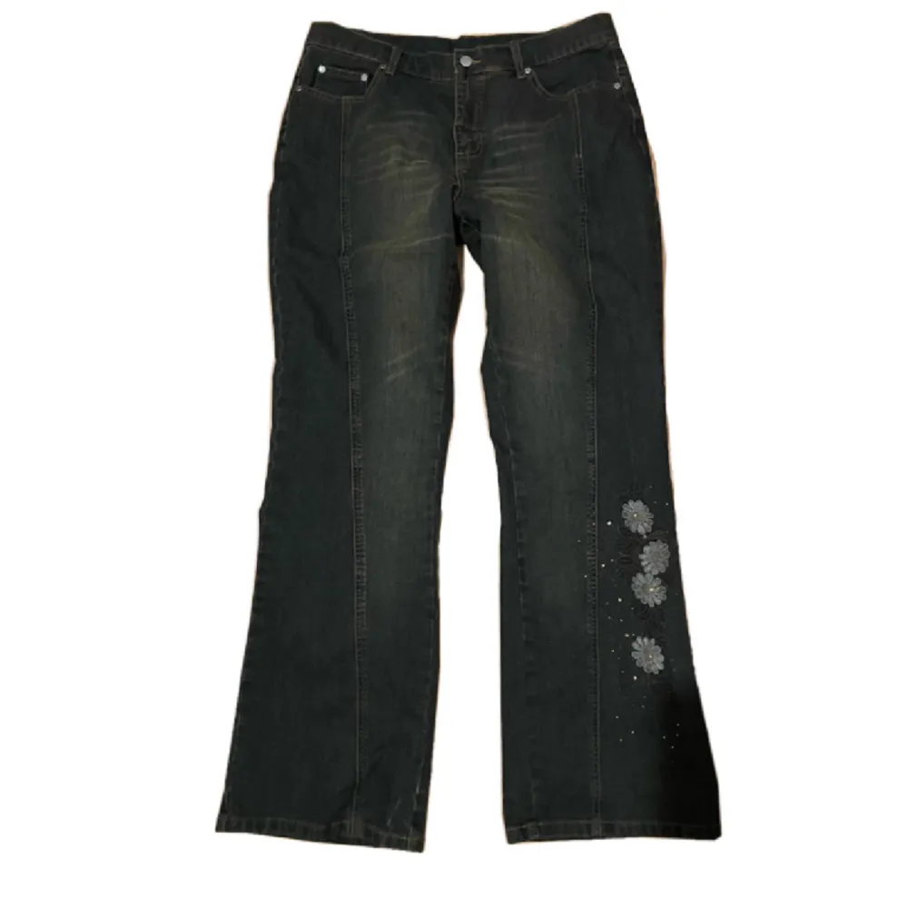 Såå snygga jeans med fina broderingar, sitter jättefint . Jeans & Byxor.