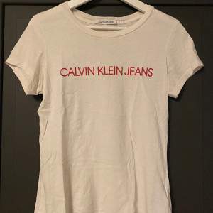 Vit Calvin Klein t-shirt i storlek S. Använd ett flertal gånger men är i bra skick! 🌷