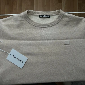Acne Sweatshirt - Mycket fin sweatshirt från Acne Studios. Storlek XS men passar mig som vanligtvis har S/M.  Hör av dig vid minsta fundering!!!