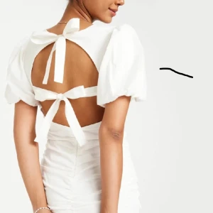 Studentklänning - Säljer min fina studentklänning💞Nypris 550kr