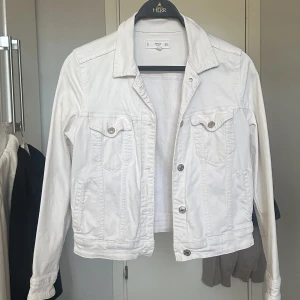 Vit denimjacka - En vit denimjacka, perfekt inför den kommande våren för endast 99kr 