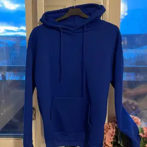Blå hoodie stl:xs. Snöret är på ena sidan förstörst