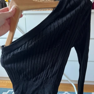 Bikbok topp - En one shoulder topp från bikbok