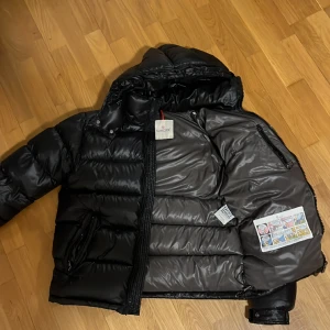 Moncler jacka  - Säljer min moncler jacka eftersom den är liten för mig , moncler påsen följer med om man vill , inga flows skick 9/10. Det storlek 2 som motsvarar S/M. Tveka inte att ställa frågor 