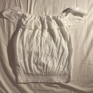 Vit off-shoulder topp - Jättefin somrig topp💞storlek 152 men väldigt stretchig, bra kvalitet och inga fläckar