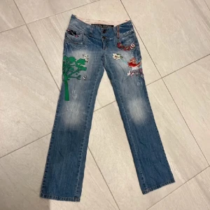 lågmidjade jeans - vintage jeans med snygga detaljer, köpta begagnat men i jättefint skick💞