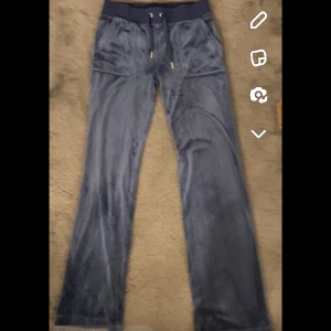 Juicy byxor - Blå Juicy byxor i strl xs, fint skick och ej använda mycket. Knapparna har sin färg kvar och inga defekter. Fri frakt!