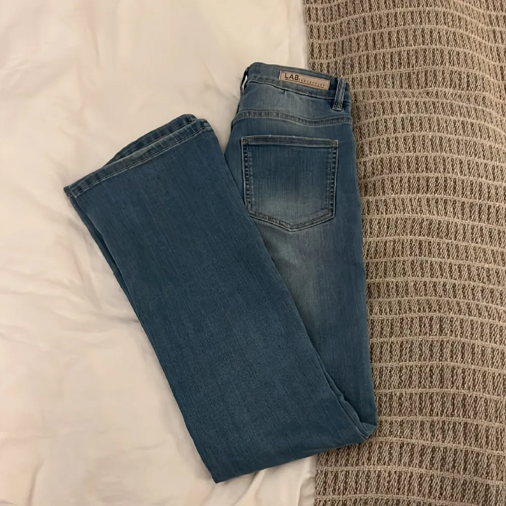 Snygga och sköna bootcut jeans från Lindex ❤️. Jeans & Byxor.