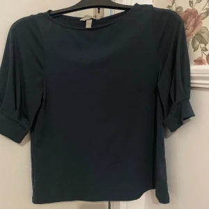 en super fin marin blå ”kostym tröja” - så fin !! både snygg till jeans och kostymbyxor!  