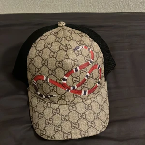 Gucci keps Snake  - Ej använd  Finns låda och påse