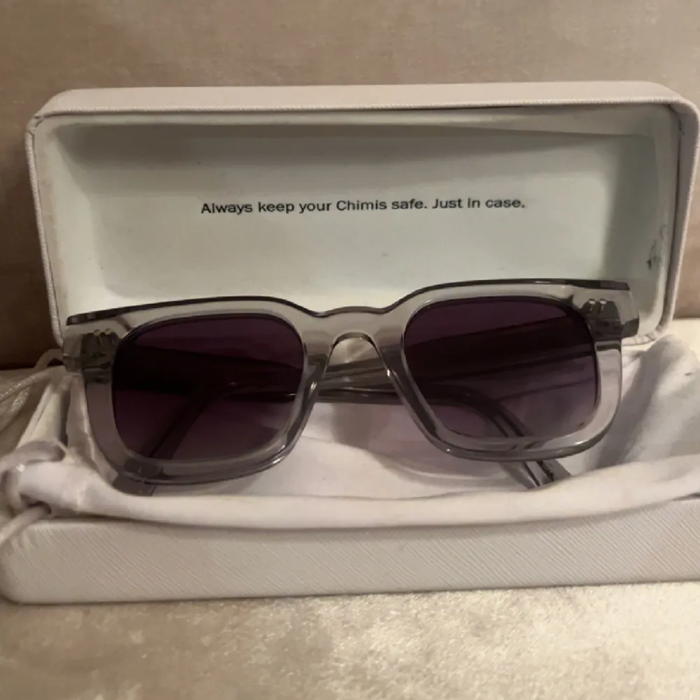 Oanvända Chimi glasögon, perfekt om man missade rean🩶Storlek:04  Färg:Grey  Nypris:1250kr Säljer:700kr Pris kan diskuteras🌟. Accessoarer.