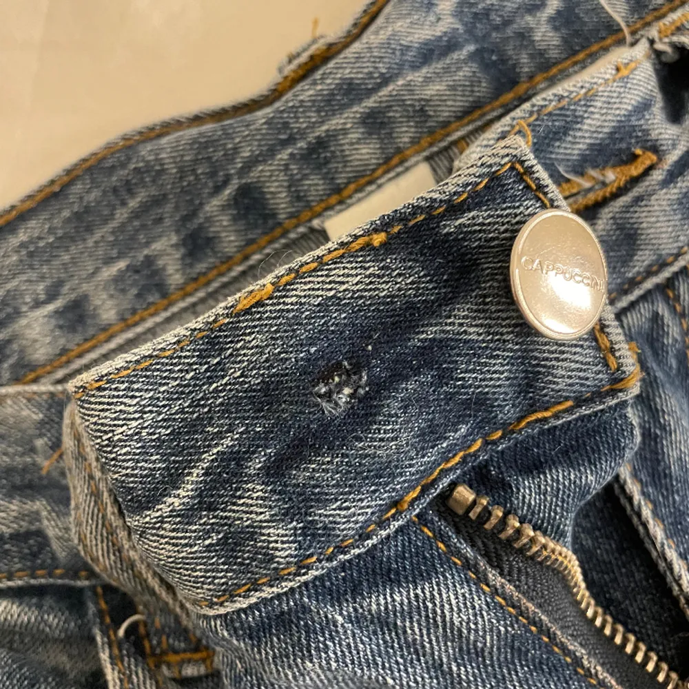 Superfina brandy jeans i fint skick, dock ett pyttelitet hål brevid knappen som hände när jag bytte knapp ( bild 3) i storlek s nypris ca 450kr. Toppar.