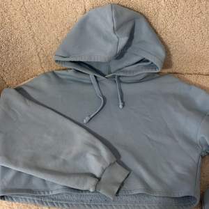 Jättefin kort hoodie i babyblått 💓💓använt fåtal gånger 🫶