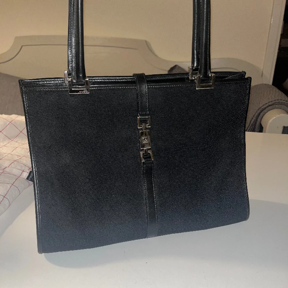 Säljer den här svarta gucci väskan som är köpt på Kaplans i Stockholm och är äkta gucci. Måtten är 22x30x6cm. Skriv om ni har några funderingar!. Väskor.