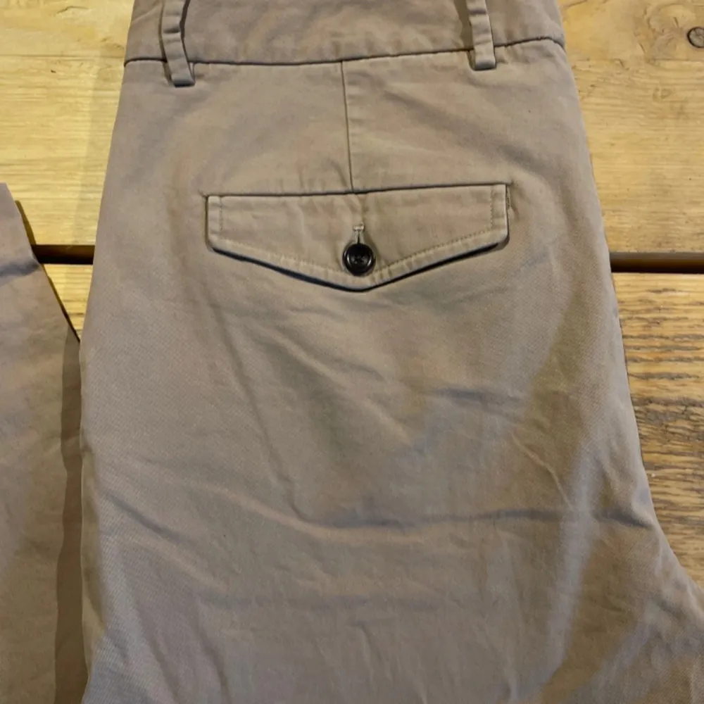 Storlek L som nya dock fattas en knapp på ena ficka bak. Påverkar inte kvalitet eller skönheten. Jeans & Byxor.