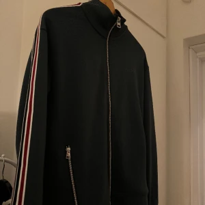 Hugo boss tröja  - Storlek Xs passar S  Knappt använd & som ny. Exklusive (säljs inte mer)