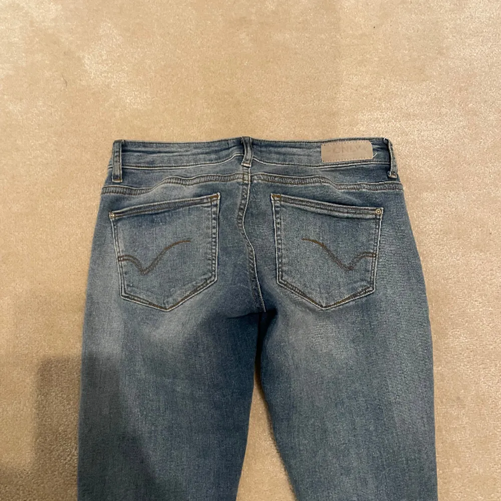 Säljer ett par så sjukt snygga, bootcut, lowwaisted jeans med slitningar💕 Tyvärr passar de inte mig och därför har jag ingen bild på💕 Midjemåttet: 34 cm Innerbenslängd: 83 cm Skriv för mer info💕. Jeans & Byxor.