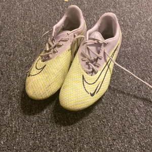 Nike phantom gx fotbollskor  - Skicket är använd 7-8/10. Den är bara lite smutsig annars finns det inga märken. Har kanske använd de i 2 mån. Köpte skorna för 1000kr