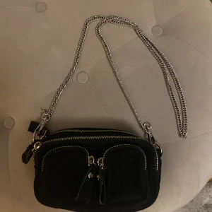 Handväska - Säljer min super söta väska från Gina Tricot. Knappt använd därmed inga tydliga defekter. Säljer då den inte kommer till användning🩷🩷 (båda banden ingår)