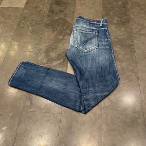 Dondup George jeans W33. Riktigt schysst tvätt på dessa grischiga brallor. Nypris är 2995kr och skicket är bra. inte att höra av dig vid funderingar, priset kan diskuteras vid snabb affär🫵