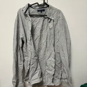 Vintage Tommy Hilfiger skjorta i storlek XL men funkar för Medium.  Säljs för 450kr men pris kan diskuteras.