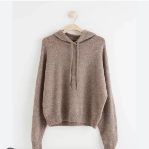 Stickad hoodie - Så fin stickad hoodie från Lindex som inte kommer till användning! Den är använd men i fint skick då den inte är särskilt nopprig💗nypris:349kr
