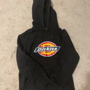 Dickies hoodie - Hej! Säljer denna hoodie pga ingen användning, kom privat vid funderingar!🤍💕 frakt tillkommer!