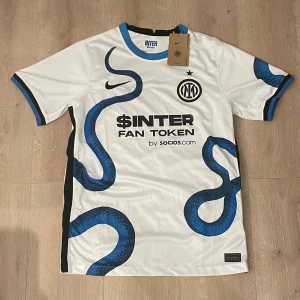 Inter Milan  - Säljer en replika Inter Milan-tröja med ormtryck, storlek M. Tröjan är i perfekt skick, aldrig använd och med alla originaltaggar kvar.
