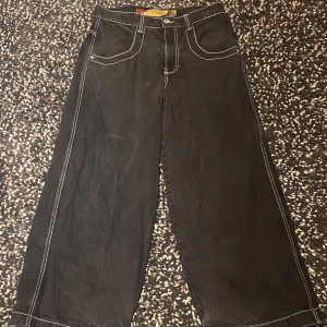 Jnco twin cannon - Dom e ganska slitna på botten, dom har också tappat färg från tvätt o regn, annars okej skick