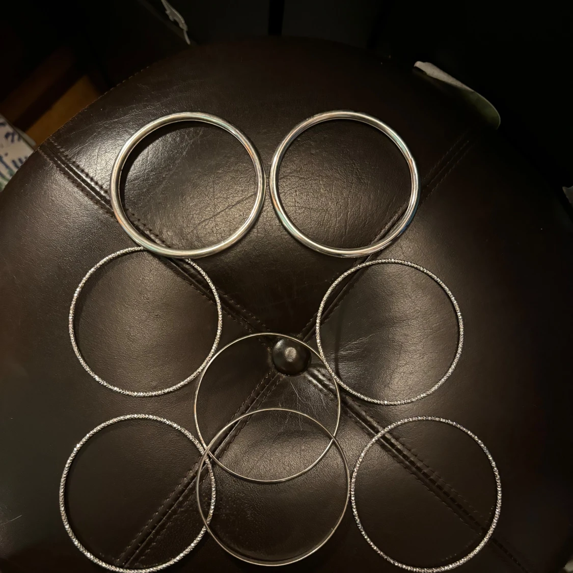 Set med silverfärgade armband - 90